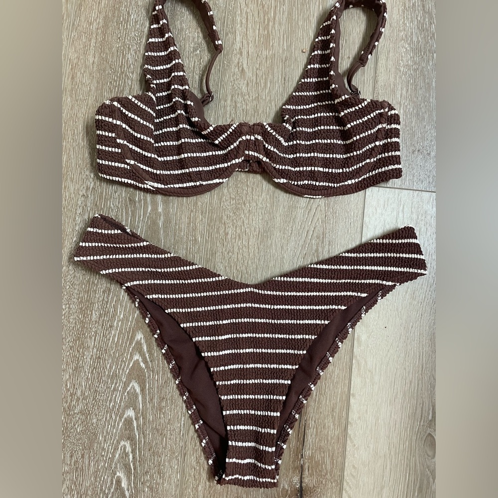 Abercrombie & Fitch Apex Underwire Bikini Top/Tall-Side High-Leg Cheeky Bottoms